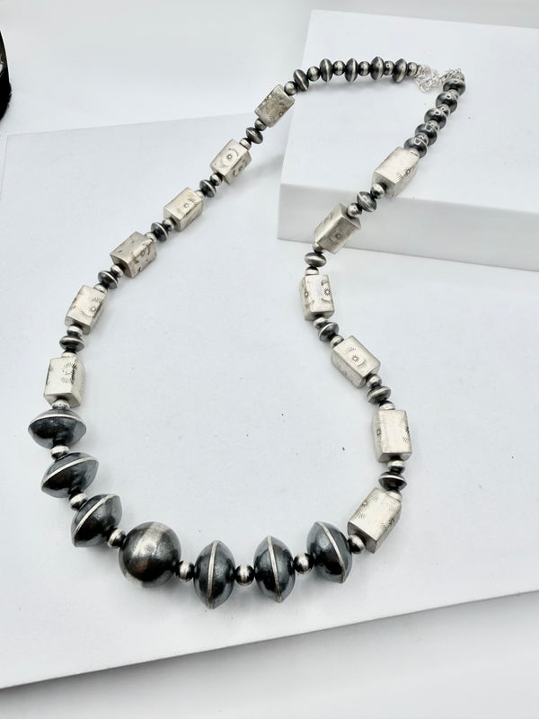 SHARON COOLEY NATIVE HANDMADE SAUCER AND NAVAJO PEARLS BARREL BEADED NECKLACE 20-22" (KK 2)