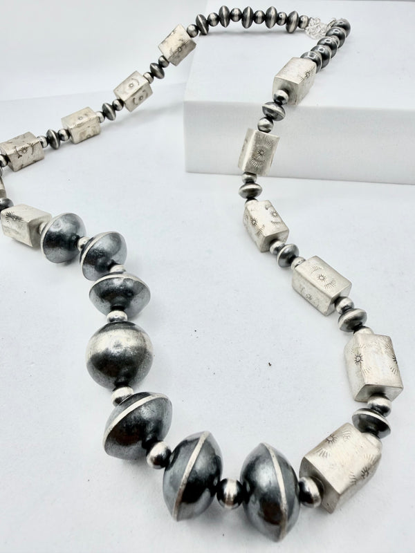 SHARON COOLEY NATIVE HANDMADE SAUCER AND NAVAJO PEARLS BARREL BEADED NECKLACE 20-22" (KK 2)