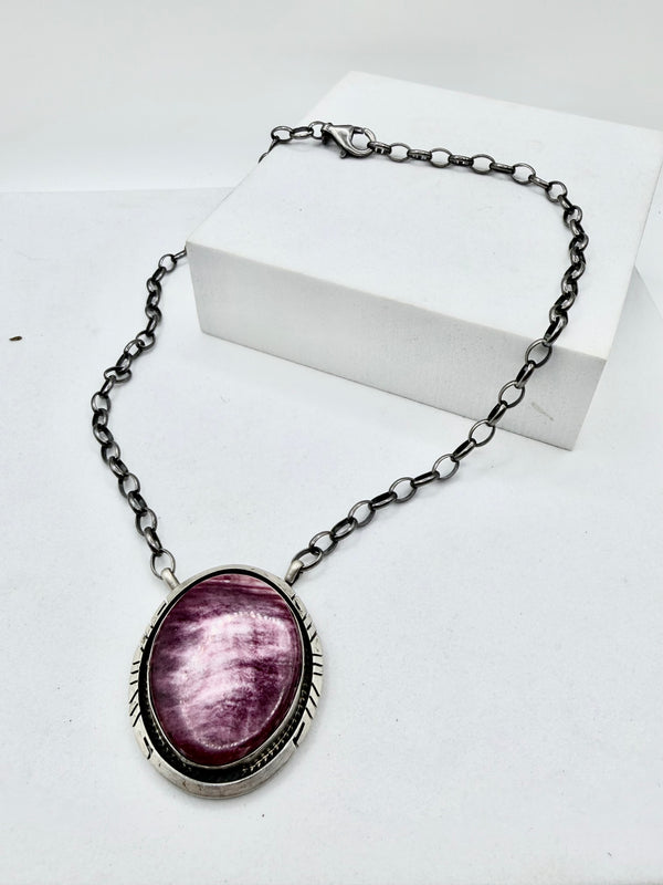 ALFRED MARTINEZ NATIVE HANDMADE PURPLE SPINY OYSTER OVAL NECKLACE 16" (JD 35)
