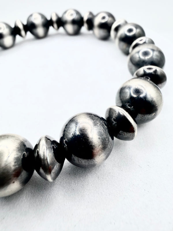 NATIVE HANDMADE 8MM NAVAJO & SAUCER PEARLS STRETCH BRACELET (ELW 69)