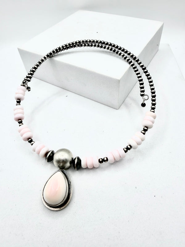CALVIN DELGARITO NATIVE HANDMADE PINK CONCH & NAVAJO PEARLS MEMORY CHOKER (ELW 79)