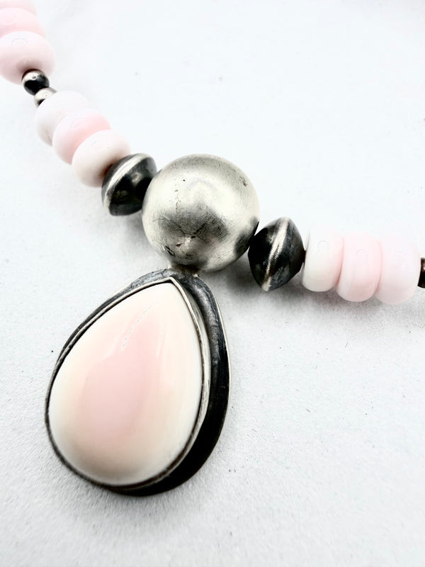 CALVIN DELGARITO NATIVE HANDMADE PINK CONCH & NAVAJO PEARLS MEMORY CHOKER (ELW 79)