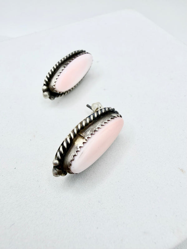 FREDA MARTINEZ NAVAJO HANDMADE PINK CONCH POST BACK EARRINGS (JD 113)