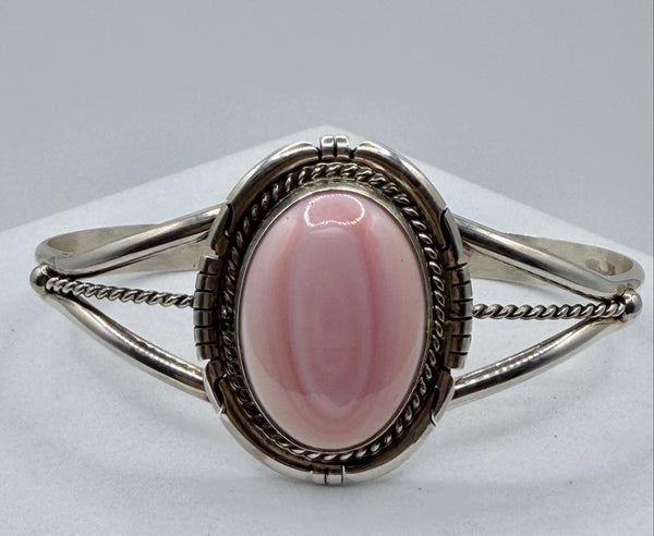 D. SKEETS NATIVE HANDMADE PINK CONCH ADJUSTABLE CUFF (MM 29)