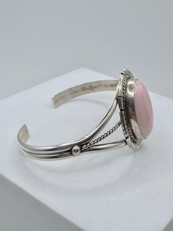 D. SKEETS NATIVE HANDMADE PINK CONCH ADJUSTABLE CUFF (MM 29)